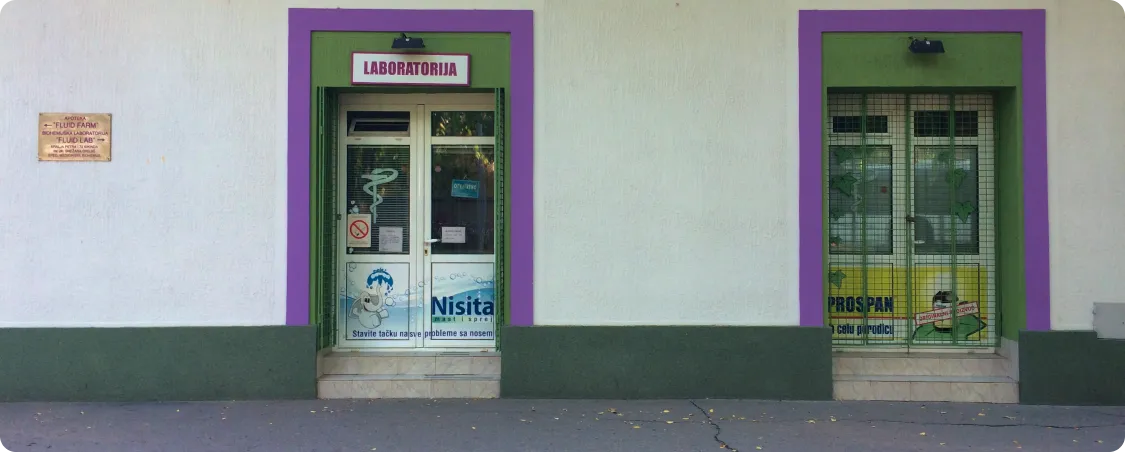 Ulaz u biohemijsku laboratoriju Fluid Lab u ulici Kralja Petra I 72 u Kikindi